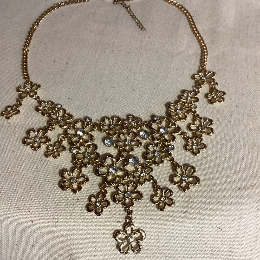 Vintage cascading daisies Gold Floral Statement Necklace center rhinestones - Picture 5 of 10